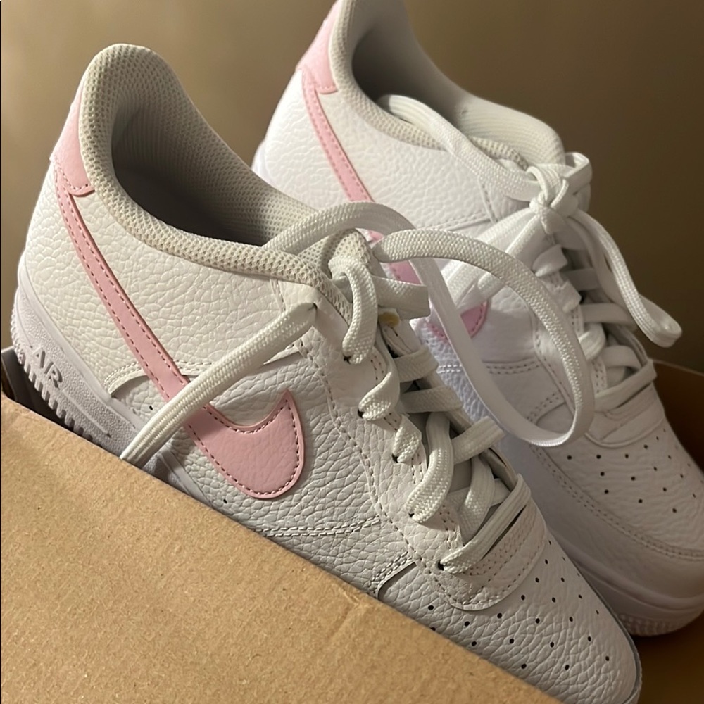 Nike Air Force 1 White and Pink Sneakers with Breathable Design